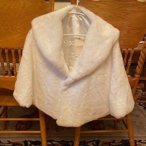 HAANI Faux Fur White Cape/Shawl. Silky Lining. Size 3X  Snap Closure. NWT!